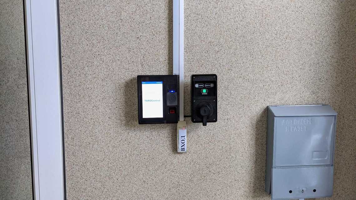 Биометрический терминал со считывателем отпечатков пальцев и карт доступа в связке с алкотестером TC DINGO B-02